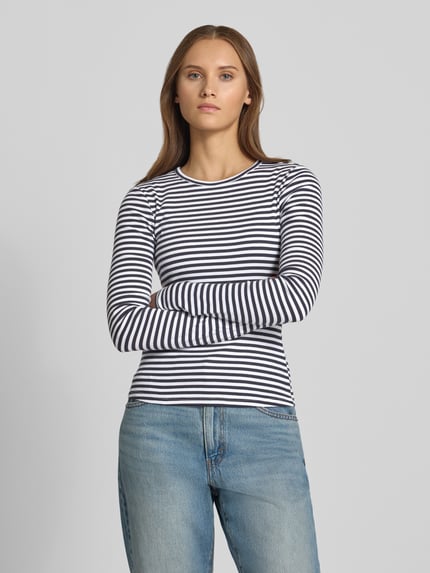 Frauenmodel trägt Slim Fit Langarmshirt mit Rundhalsausschnitt von REVIEW, weiß-blau gestreift, elastischer Baumwoll-Mix, Nahaufnahme Oberkörper.