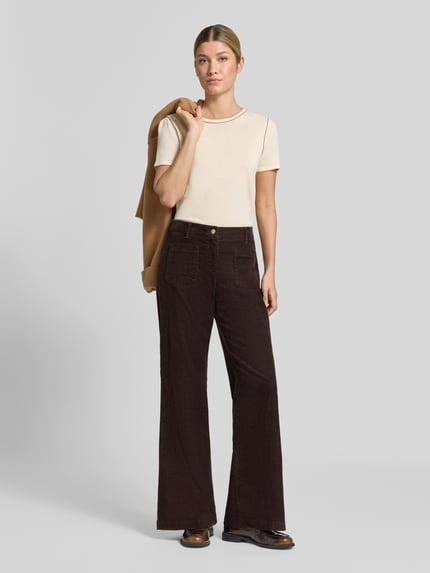 Vrouwenmodel draagt donkerbruine wide leg corduroy broek van katoenmix model 'MAINE' van Brax, Dames corduroy broek, volledige vooraanzicht.