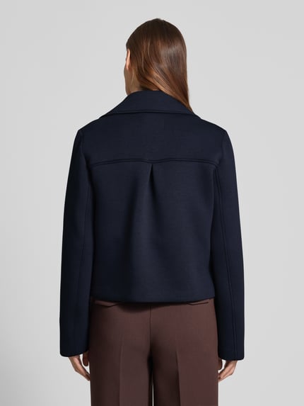 Vrouwenmodel draagt Regular Fit Jack met viscose van Christian Berg Woman Selection in donkerblauw, elastische materiaalmix, reverskraag, dubbele knoopsluiting, steekzakken, ruglengte maat 36: 54 cm, schouderbreedte: 39 cm, borstwijdte: 51 cm, mouwlengte: 64 cm. Ganzkörperansicht Rückansicht.
