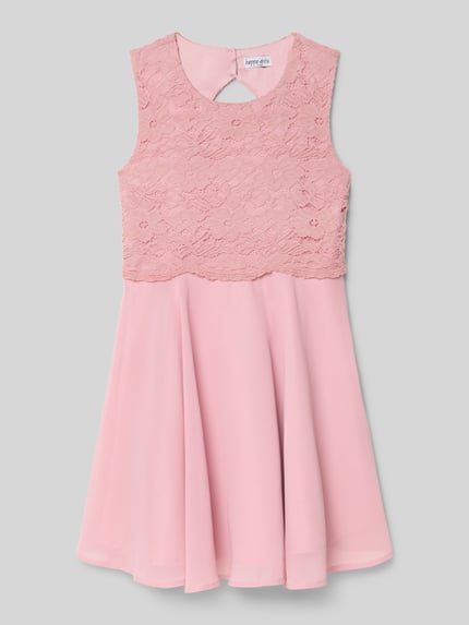 Produktfoto, Knielanges Kleid mit Rundhalsausschnitt von Happy Girls, taliowany krój, długość do kolan, wszyty zamek błyskawiczny, rozkloszowana spódnica, okrągły dekolt, długość tyłu 73 cm w rozmiarze 140, delikatny róż, gładka faktura na dole, koronkowa góra