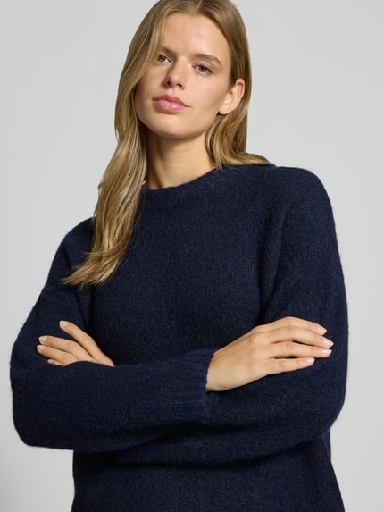 Frauenmodel trägt Pullover mit gerippten Abschlüssen von PIECES in Dunkelblau, unifarben, Regular Fit, Longline, Nahaufnahme Oberkörper.