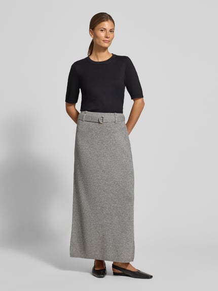 Frauenmodel trägt Strickrock aus Woll-Yak-Mix mit Gürtel von windsor., grauer Midirock, elastischer Bund, Straight Fit, Ganzkörperansicht von vorne
