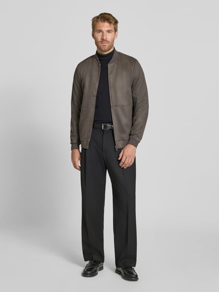 Männermodel trägt Regular Fit Bomberjacke mit Stehkragen von Christian Berg Men in Grau, elastischer Material-Mix, Ganzkörperansicht von vorne.