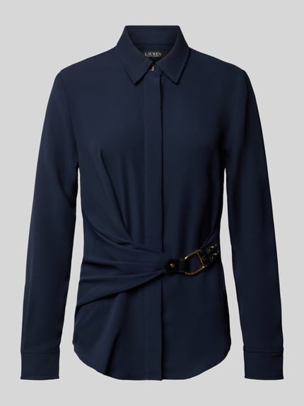 Produktfoto, Bluse in Wickel-Optik Modell 'KRESHAY' von Lauren Ralph Lauren, taillierter Schnitt, Hemdblusenkragen, Schnalle, verdeckte Knopfleiste, dunkelblaue Farbe, glatte Textur, Rückenlänge 67 cm, Ärmellänge 61 cm in Größe 36.