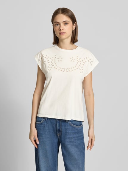 Frauenmodel trägt Regular Fit T-Shirt aus reiner Baumwolle Modell 'MINA' von Pepe Jeans, Optik: Unifarben, Lochstickerei, Mesh-Einsatz, Label-Stitching, Rundhals, Kurzarm, Vorderansicht Oberkörperansicht.