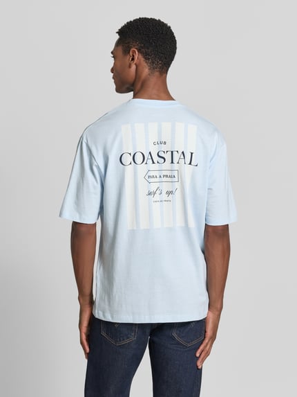 Männermodel trägt Regular Fit T-Shirt aus Baumwoll-Mix von s.Oliver RED LABEL, Optik: Unifarben, Applikation: Schriftzug, Ganzkörperansicht Rückansicht.