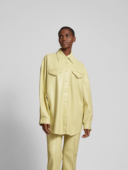 Nanushka oversized overhemdblouse in leerlook Lichtgeel - 4