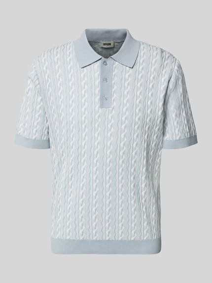 Productfoto, Regular Fit Poloshirt met knoopsluiting model 'Tamian' van Drykorn van zuiver katoen in lichtblauw met kabelstructuur, ruglengte maat M: 66 cm