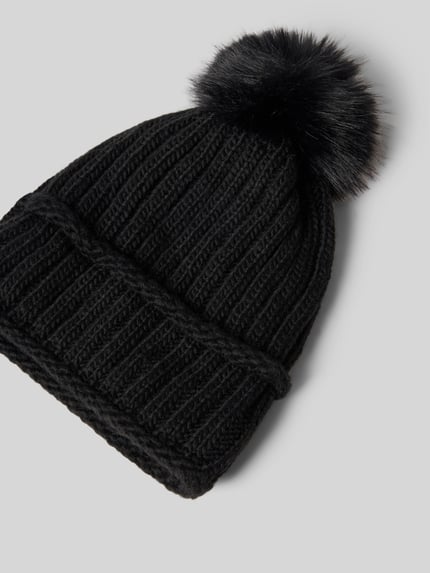 Produktfoto, Mütze aus Woll-Mix mit Bommel aus Kunstfell von Kurt Beines, schwarze Strick-Optik, breiter Umschlag, neutraler Hintergrund