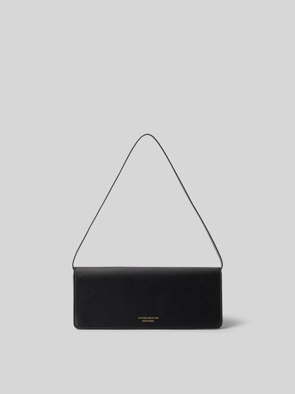 Produktfoto, Clutch aus echt leer van Victoria Beckham in zwart met overslag, verstelbare schouderband, logodetail, magneetsluiting, Hoofdvak, Breedte maat 1: 27 cm, Lengte maat 1: 11 cm, Diepte maat 1: 4 cm