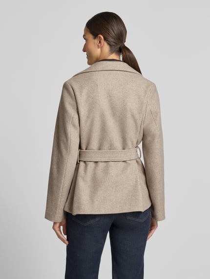 Frauenmodel trägt Regular Fit Webpelzmantel mit Bindegürtel Modell 'FORTUNEMAJA' von VERO MODA in Beige, strukturierte Oberfläche, Ganzkörperansicht Rückansicht, Damen Teddy- / Webpelzmantel.