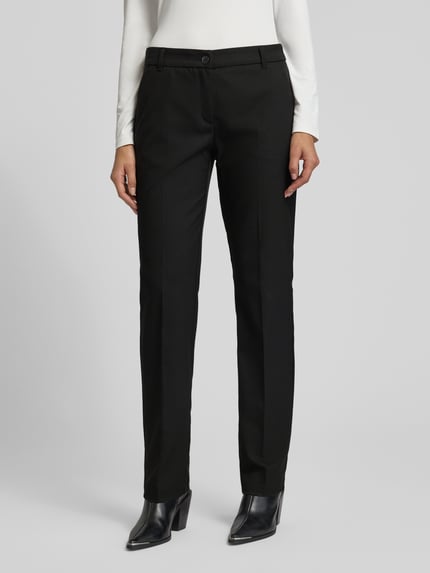 Frauenmodel trägt Straight Fit Stoffhose mit Viskose-Anteil Modell 'Maron' von Brax in Schwarz, sichtbare Bügelfalten, Nahaufnahme Oberkörper. Elastischer Material-Mix, Knopf- und Reißverschluss, glatte Oberfläche.