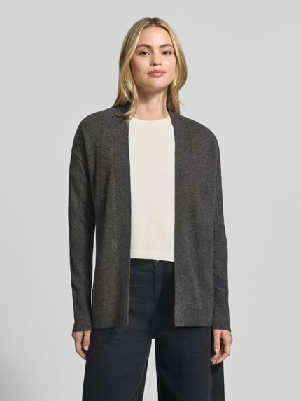 Frauenmodel trägt Strickjacke in offener Passform von Christian Berg Woman, reine Baumwolle, Regular Fit, gerippte Abschlüsse, Ganzkörperansicht von vorne.