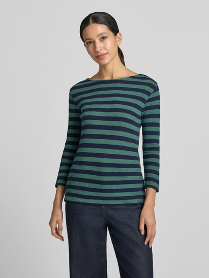 Frauenmodel trägt Longsleeve mit 3/4-Arm von Christian Berg Woman in grün-blauen Streifen, reine Baumwolle, gerader Schnitt, Rundhalsausschnitt, Ganzkörperansicht von vorne.