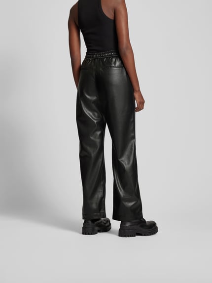 Nanushka Hose in Leder-Optik Black 5