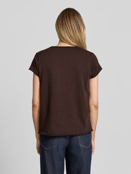 Frauenmodel trägt T-Shirt mit Rollsaum und V-Ausschnitt von Smith and Soul aus reiner Baumwolle, Regular-Fit, dunkelbraun, Ganzkörperansicht Rückansicht. Rückenlänge bei Größe S: 63 cm.