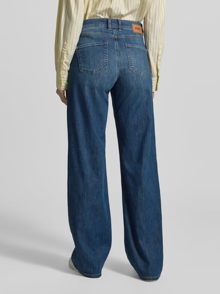 Männermodel trägt Jeans im Used-Look mit Fransen Modell 'Mari mash' von OPUS PANTS, niebieski denim, bawełna z elastanem, szerszy krój, szerokość w rozmiarze 36/26: 38 cm, długość nogawki od wewnątrz: 64 cm, widok całej sylwetki z tyłu