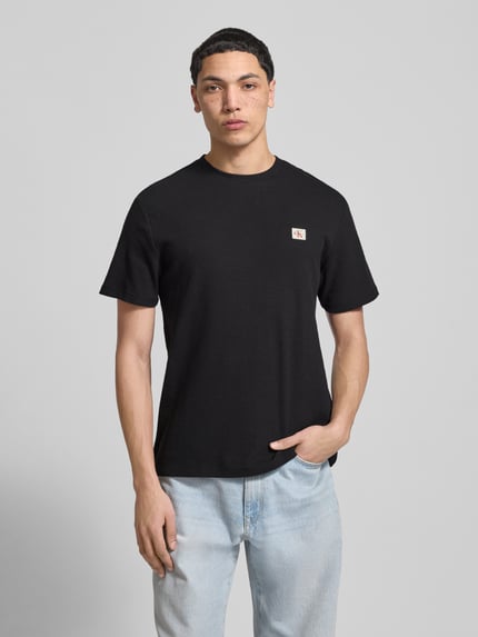 Męski t-shirt Regular Fit T-Shirt mit Logo-Patch von Calvin Klein Jeans, mieszanka bawełny, fakturowany wzór, okrągły dekolt, długość tyłu 68 cm w rozmiarze M, widok całej sylwetki z przodu