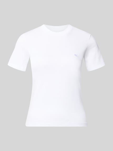Produktfoto, weißes T-Shirt mit 1/2-Arm Modell 'Luca' von Carhartt Work In Progress aus reiner Baumwolle, gerader Schnitt, Logo-Stitching.