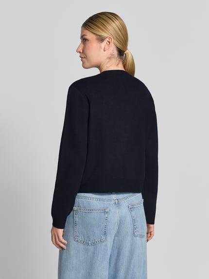 Frauenmodel trägt Cardigan aus Viskose-Mix mit Zierknöpfen Modell 'GENIO' von MANGO in Dunkelblau, Rückenansicht, Ganzkörperansicht Rückansicht.