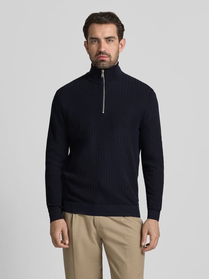 Männermodel trägt Strickpullover mit gerippten Abschlüssen von Christian Berg Men, marineblau, regular fit, katoen, stehkraag, vooraanzicht bovenlichaam.