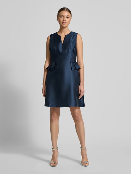 Vrouwenmodel draagt Regular Fit Minikleid met Zierbesatz van Adrianna Papell in satijn, tuniekhals, mouwloos, donkerblauw, vooraanzicht volledige lichaam.