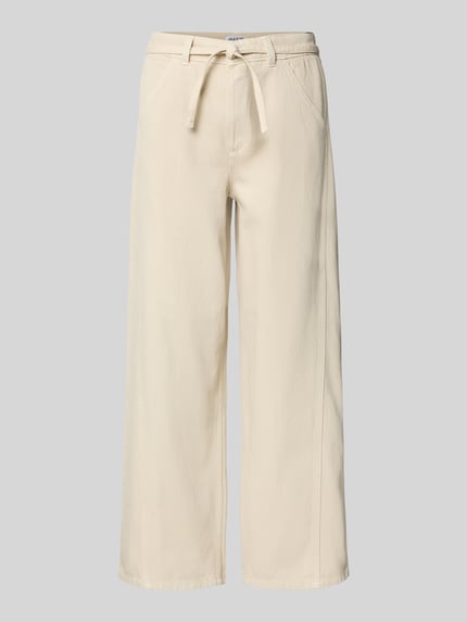 Produktfoto, Jeans mit Bindegürtel von Jake*s Casual in Beige, Wide-Fit, Eingrifftaschen, Reine Baumwolle, Bundweite 40 cm, Innenbeinlänge 69 cm.