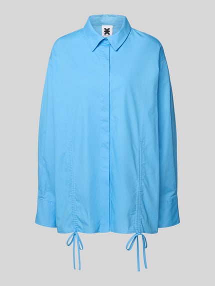 Produktfoto, Oversized Bluse mit Kordelzug und verdeckter Knopfleiste von Karo Kauer in Hellblau, Reine Baumwolle, Oversized-Fit, Hemdblusenkragen, Sportmanschetten, Bund mit doppeltem Kordelzug und Bindeverschluss, Label-Patch, Rückenlänge 75 cm, Ärmellänge 61 cm.