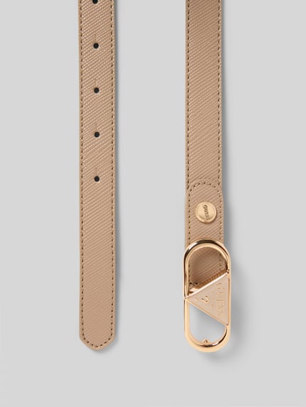 Produktfoto, Riem met labeldetail model 'SERENOVA' van Guess, klassiek, doornsluiting, breedte maat M: 2 cm, beige met goudkleurige gesp en fijne structuur.