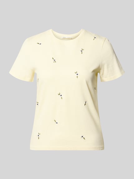 Produktfoto, Regular Fit T-Shirt mit floralem Allover-Stitching Modell 'Flowi' von Mango aus reiner Baumwolle, kurzärmelig, Rundhalsausschnitt, dezente Stickereien auf cremefarbenem Stoff, Damen T-Shirt.