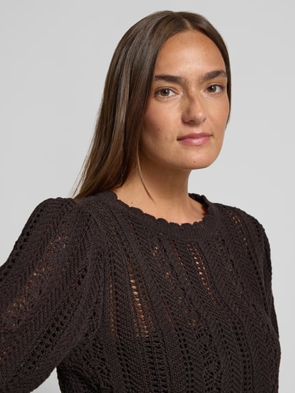 Kobiece model prezentuje Strickshirt mit Rundhalsausschnitt und Wellensaum od Jake*s Casual, bawełniany mix, krój regular fit, czarna ażurowa faktura, widok z przodu, zbliżenie na górną część ciała