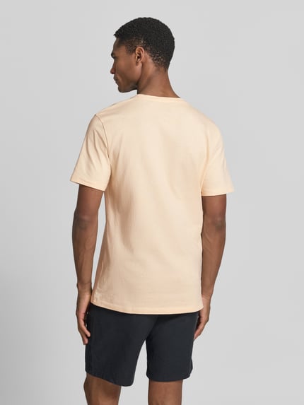 Mężczyznamodel nosi Regular Fit T-Shirt aus reiner Baumwolle Modell 'TALES' von BOSS Orange, efekt: jednolity kolor, krój regular fit, naszywka z logo, okrągły dekolt, rękaw: krótki rękaw, materiał: bawełna, Ganzkörperansicht Rückansicht.