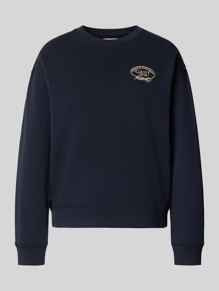 Produktfoto, Sweatshirt mit Label-Stitching und Rundhalsausschnitt von Gant, bawełna, krój loose fit, granatowy, prążkowane wykończenia