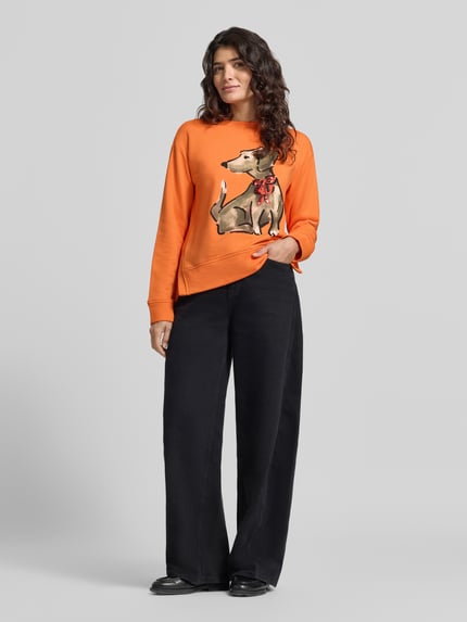 Frauenmodel trägt Sweatshirt mit Hundeprint von MILANO ITALY, mehrfarbig, Motiv-Print, Jersey, lange Ärmel, Ganzkörperansicht von vorne.