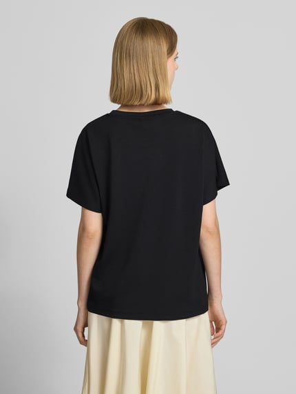 Frauenmodel trägt Damen T-Shirt mit Rundhalsausschnitt Modell 'BANU' von Soyaconcept, schwarzer Material-Mix mit Modal-Anteil, Relaxed-Fit, Ganzkörperansicht Rückansicht.