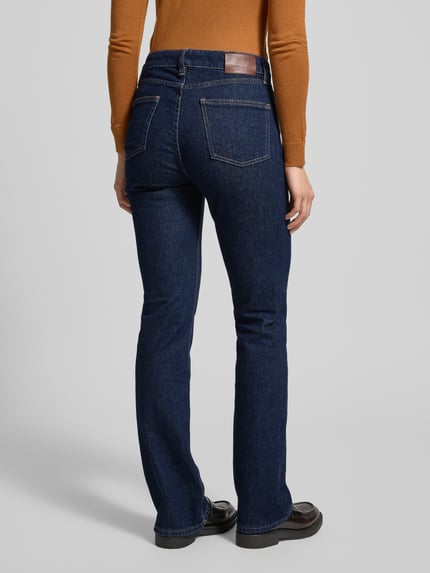 Frauenmodel trägt Jeans mit 5-Pocket-Design von Lauren Ralph Lauren, dunkelblau, gerader Schnitt, Baumwoll-Elasthan-Mix, Ganzkörperansicht Rückansicht.