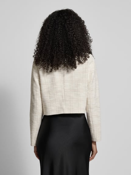 Vrouwenmodel draagt Boxy Fit Kurzblazer met katoen van s.Oliver BLACK LABEL, meerkleurige bouclé look met ruitmotief, kort, lange mouw, knoopsluiting, geheel lichaamsaanzicht achteraan