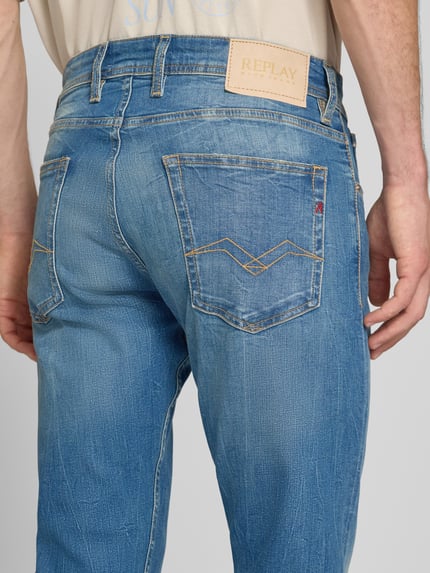 Männermodel trägt Straight Fit jeans im Used-look model 'GROVER' van Replay, mix van katoen en elastaan, steekzakken, detailaufnahme Rückansicht. Bandwijdte maat 32/32: 43 cm, binnenbeenlengte maat 32/32: 82 cm.
