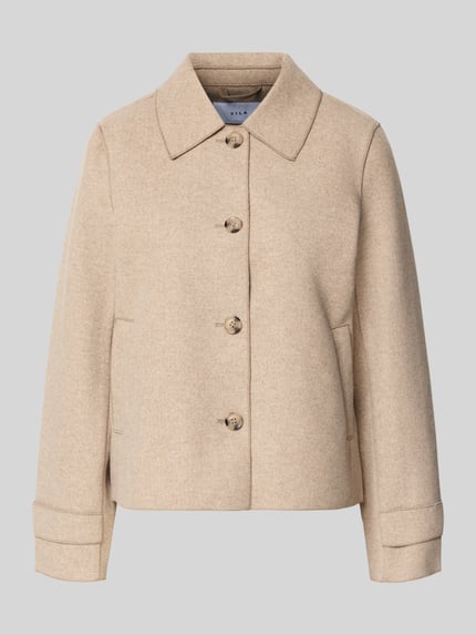 Produktfoto, beżowa Jacke mit Umlegekragen Modell 'Juice' od Vila, prosty krój, z wiskozą, kieszenie, długość tyłu 58 cm, szerokość ramion 40 cm, szerokość w rozmiarze 36: 51 cm, długość rękawa 62 cm