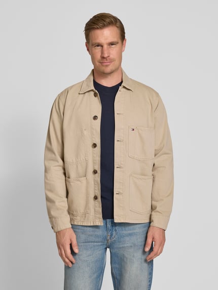 Männermodel trägt Regular Fit Hemdjacke aus reiner Baumwolle von Tommy Hilfiger, Optik: Unifarben, Ganzkörperansicht von vorne.
