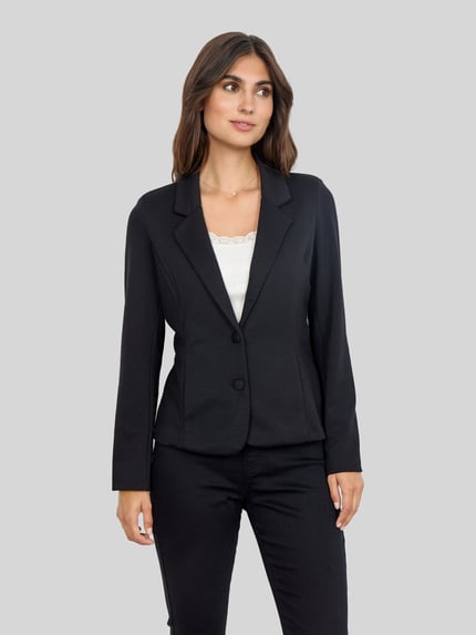 Frauenmodel trägt Slim Fit Blazer mit 2-Knopf-Verschluss Modell 'SC-DANIELA 1' von Soyaconcept, unifarben, Reverskragen, Viskose-Anteil, Ganzkörperansicht von vorne.