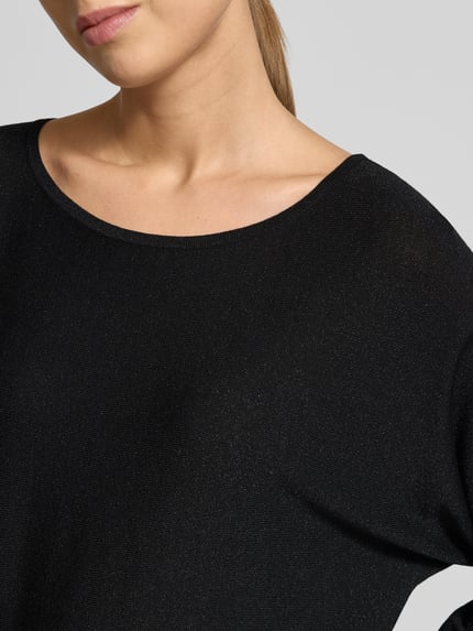 Frauenmodel trägt Relaxed Fit Pullover aus Viskose-Mix in Strick-Optik von comma, schwarzer Glitzer-Look, Nahaufnahme Oberkörper.