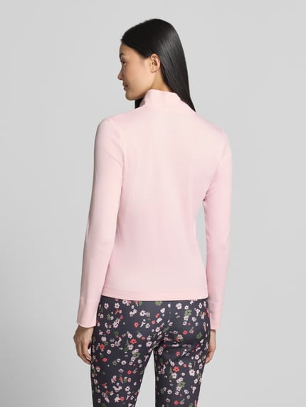 Vrouwenmodel draagt Slim Fit Longsleeve uit katoenmix van Marc Cain, lichtroze met opstaande kraag en knoopsluiting, ruglengte maat 36: 55 cm, dames shirt met lange mouwen, Ganzkörperansicht Rückansicht.