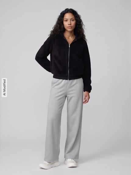 Vrouwenmodel draagt zwarte regular fit sweatjack met capuchon model 'NEWANNA' van ONLY, Dames sweatjack, full body vooraanzicht, KI-modified beeld