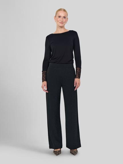 Frauenmodel trägt Weite Hose mit Strukturoptik von Soyaconcept aus Polyester-Mix, in dunkler Farbe, Ganzkörperansicht von vorne.