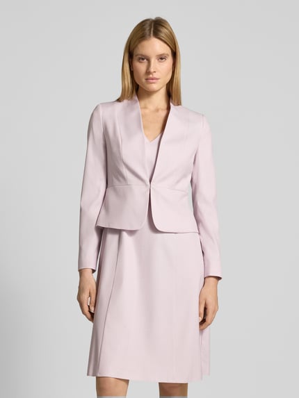 Vrouwenmodel draagt Fein strukturierter Blazer met V-hals van Christian Berg Woman Selection, materiaalmix met viscose, slim fit, lichtroze, fijn gestructureerd oppervlak, ruglengte maat 36: 54 cm, borstwijdte: 44 cm, mouwlengte: 64 cm, geheel vooraanzicht.
