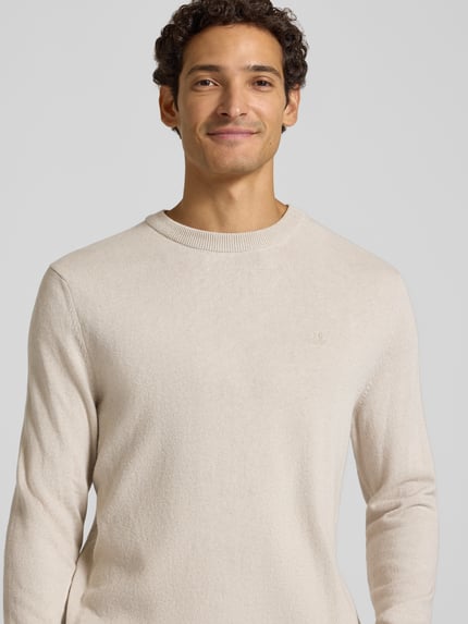 Männermodel trägt Regular Fit Pullover aus Baumwoll-Mix mit Schurwoll-Anteil von Marc O'Polo in Beige, Nahaufnahme Oberkörper. Herren Pullover von Marc O'Polo