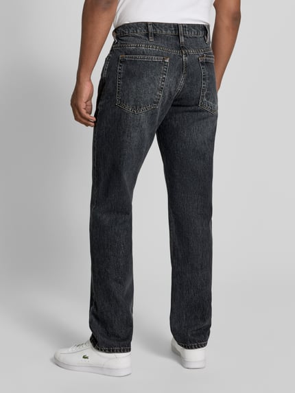 Männermodel trägt Straight Fit Jeans aus reiner Baumwolle von Paul Smith, dunkles 5-Pocket-Design, Rückansicht, Ganzkörperansicht.