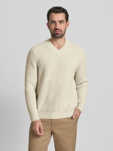 Männermodel trägt Shaped Fit Strickpullover aus Schurwoll-Mix Modell 'KARINET' von BOSS Orange, Optik: Unifarben, Zopfmuster, Nahaufnahme Oberkörper.