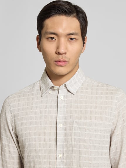 Männermodel trägt Regular Fit Freizeithemd mit Leinen-Anteil Modell 'HANSSON' von Casual Friday, Baumwoll-Leinen-Mix, Nahaufnahme Oberkörper.